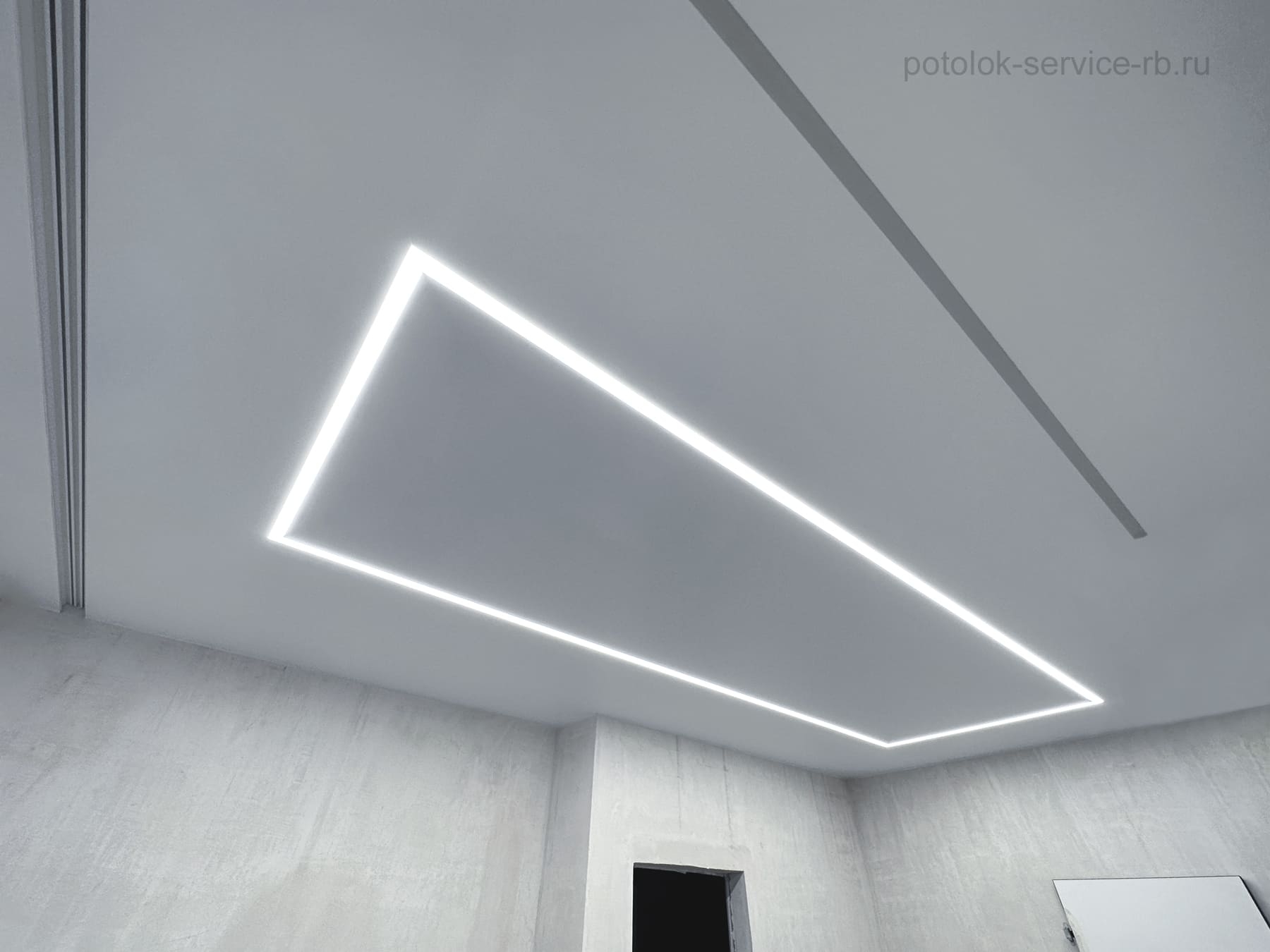 Световые линии на натяжном потолке