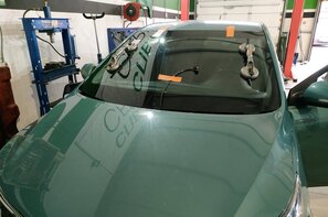 Ремонт сколов и трещин на лобовом стекле авто