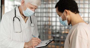 Врач объясняет дозировку Осполота пациенту