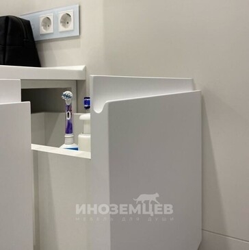 Удобная система хранения в белой тумбе для ванной комнаты