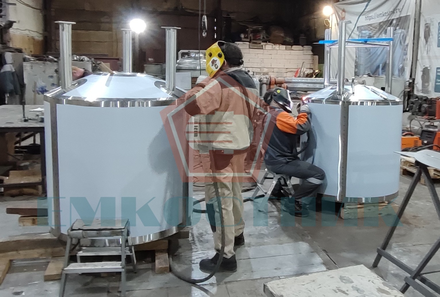 Емкостной аппарат с перемешивающим устройством из нержавеющей стали 