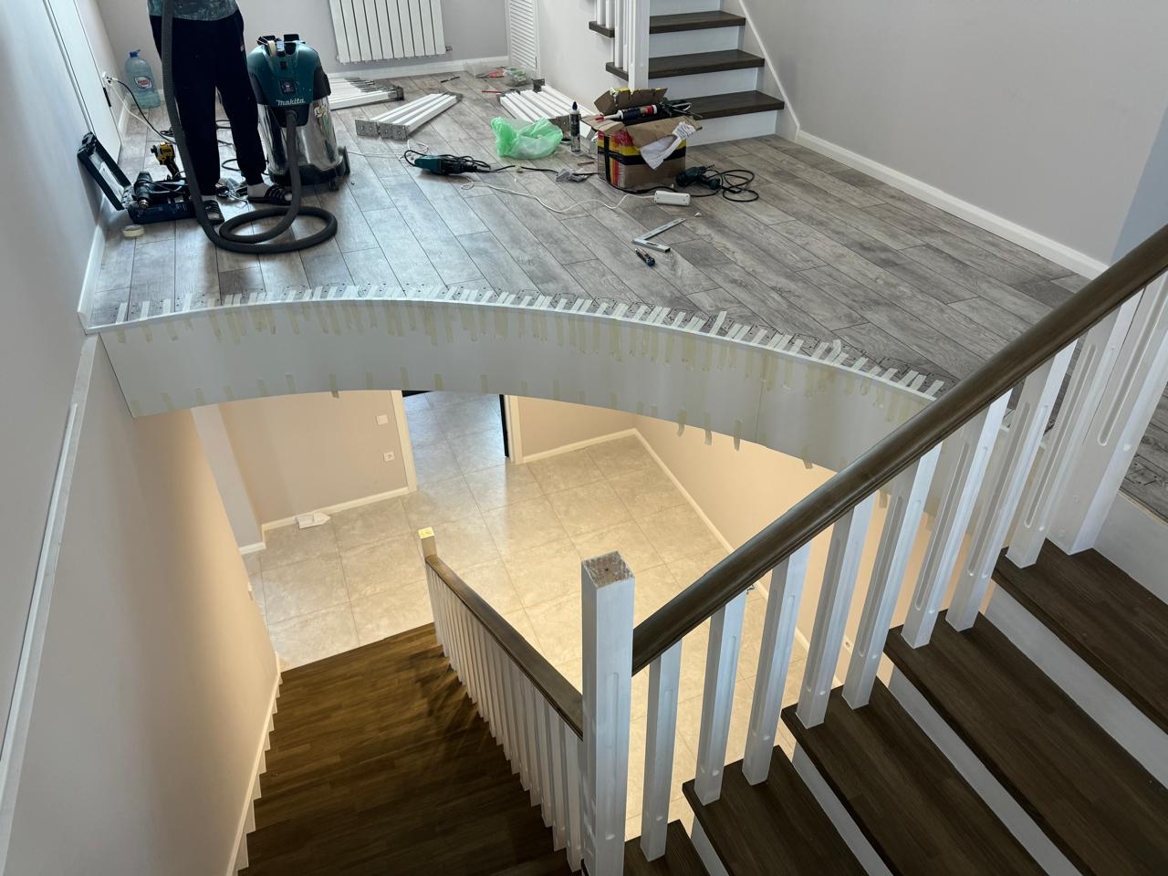 Изготовление и монтаж поворотной лестницы на второй этаж из дерева в Уфе, Уфимском районе 