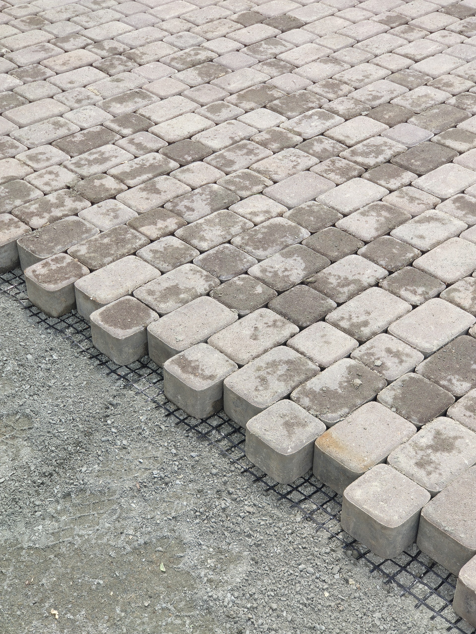 Этапы укладки тротуарной плитки — от выемки грунта до готовой поверхности