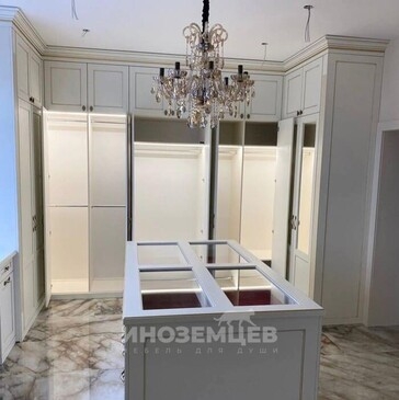 Угловая гардеробная из МДФ с фрезеровкой и островком