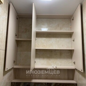Внутреннее пространство встроенного шкафа в санузле с открытыми дверцами, полками и петлями FGV
