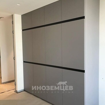 Серый распашной шкаф с черными профилями