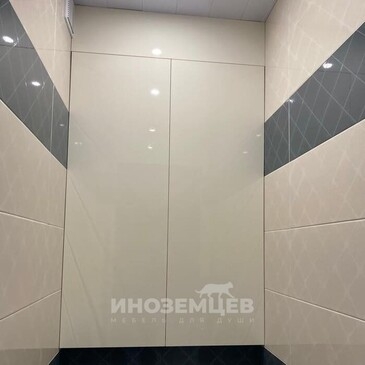 Сантехнические двери в туалете крупным планом с верхней планкой МДФ AGT