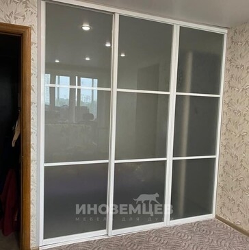 Закрытая раздвижная перегородка с матовыми стеклами для зонирования комнаты