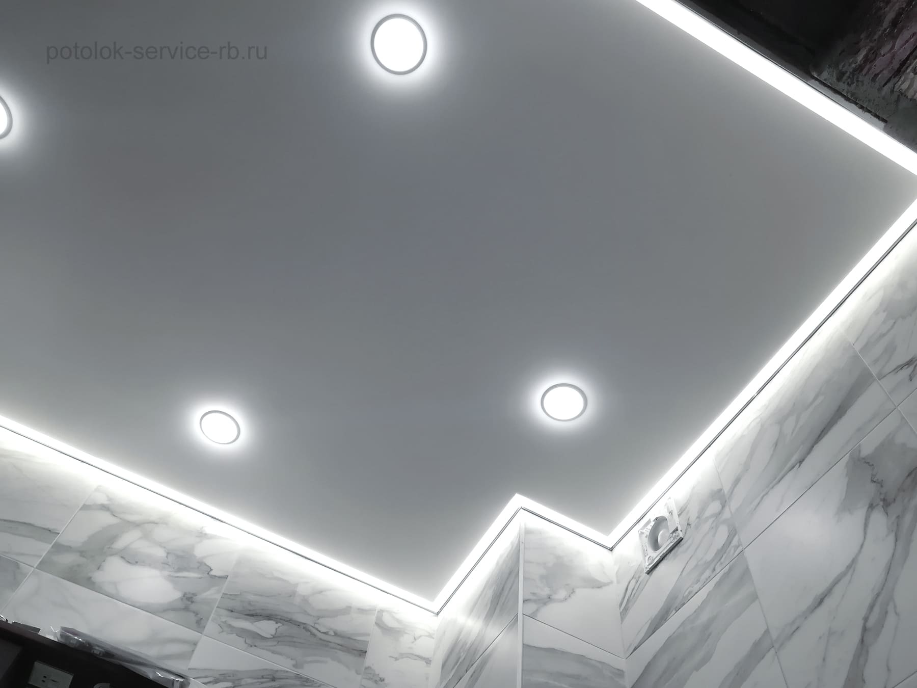 Контурный натяжной потолок в ванной