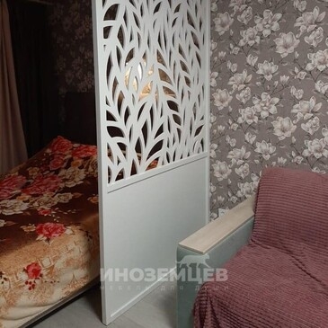 Ажурная перегородка для зонирования комнаты белая с узором в стиле эко