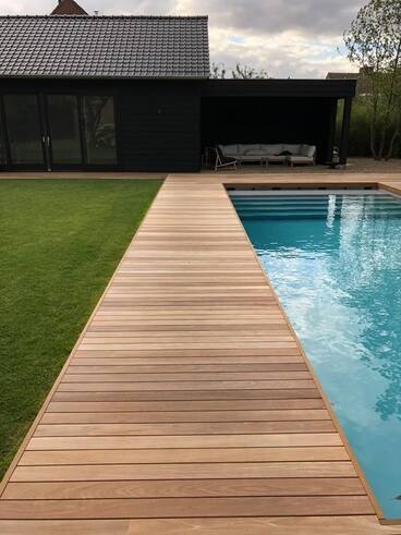 Отделка деревом зоны вокруг бассейна