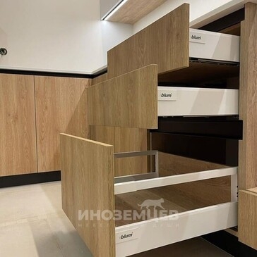 Выдвижные ящики кухни из ЛДСП с фурнитурой Blum