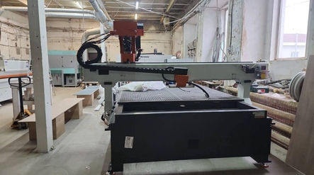 Раскрой ЛДСП на станке ЧПУ на производстве Hansa Mebel