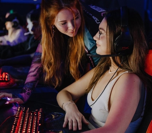 Девушки на киберспортивной тренировке в клубе YouPlay на Щелковском шоссе д.79 к1