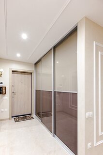 Встроенный шкаф купе для прихожей в коричневых тонах