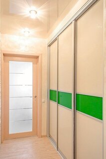 Встроенный шкаф купе двери с зелеными вставками