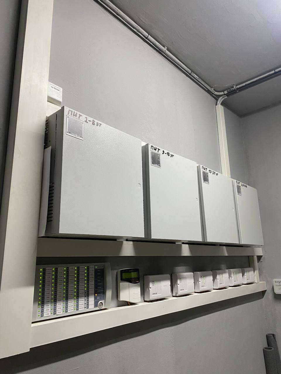 Контрольно-приёмные приборы и источники питания системы пожарной безопасности многоэтажного жилого д