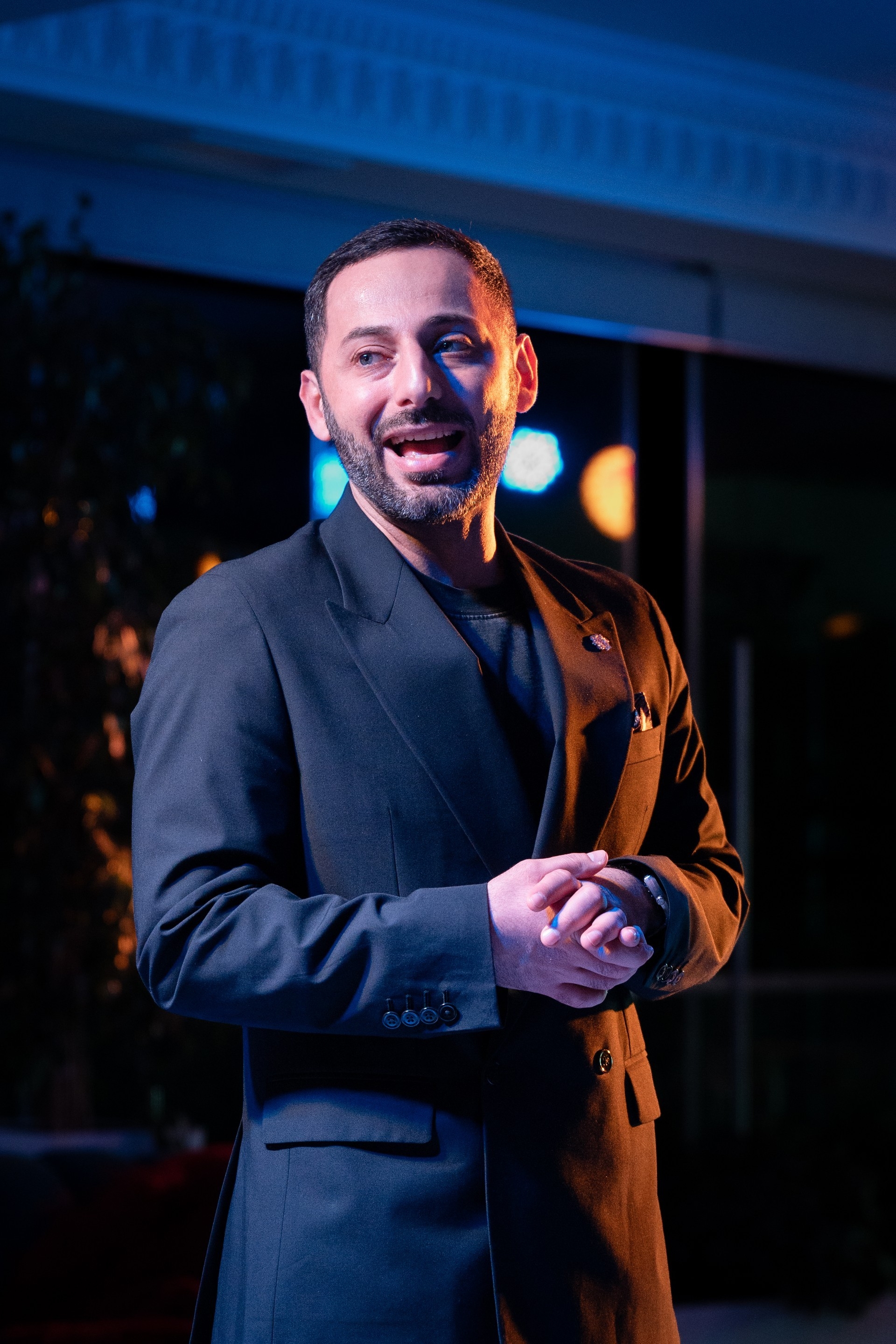 Ведущий на Красной Поляне проводит юбилеи в классическом стиле