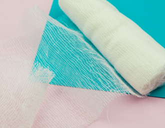 Нужно ли накладывать повязку на шов: показания и типы