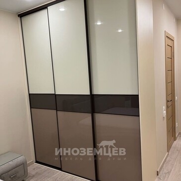 Современный дизайн встроенного шкафа в спальню