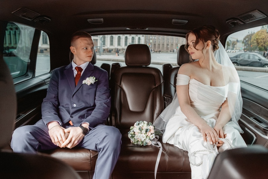 Молодожены в салоне машины