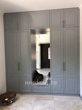 Серый распашной шкаф с зеркалом и нишей в прихожую