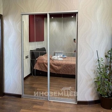 Раздвижные двери для гардеробной в интерьере спальни