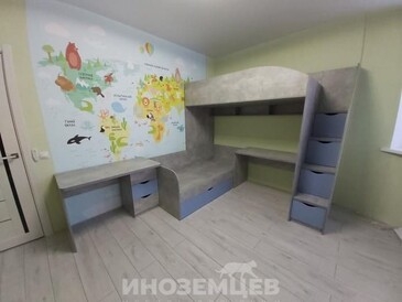 Уголок школьника: детская кровать-чердак в комплекте с учебным столом в интерьере комнаты