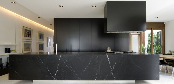 мрамор неро марквина