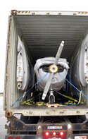 Упаковка самолета Ceesna-152 перед отправкой в Москву