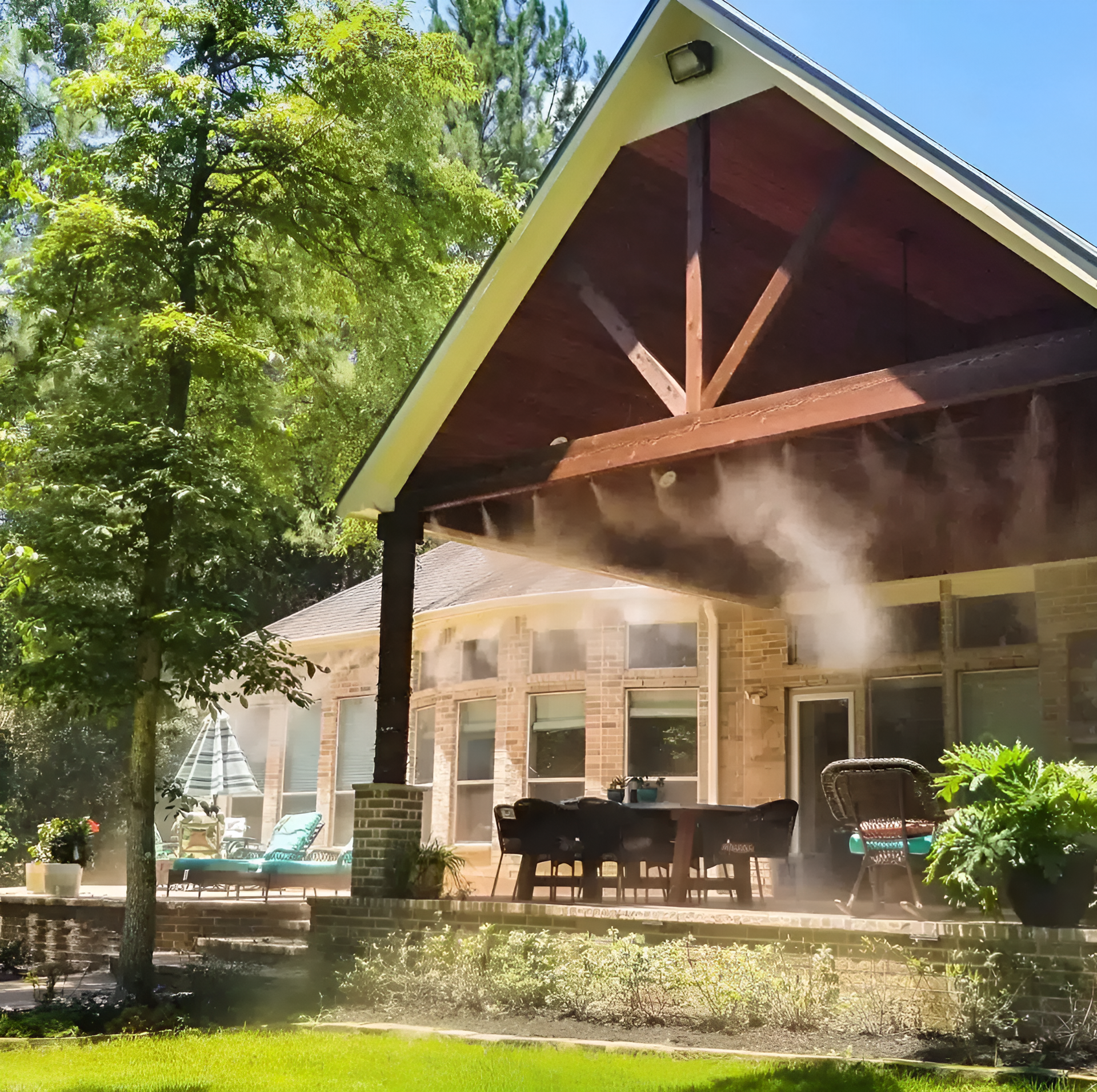 Система холодного тумана высокого давления, смонтированная на деревянной балке террасы загородного д