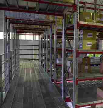 Фармацевтический склад на базе мезонинных стеллажей