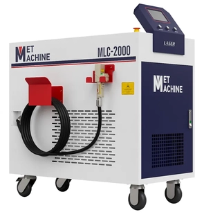 Аппарат ручной лазерной очистки METMACHINE MLC-2000 – белое оборудование с синими элементами на рабо