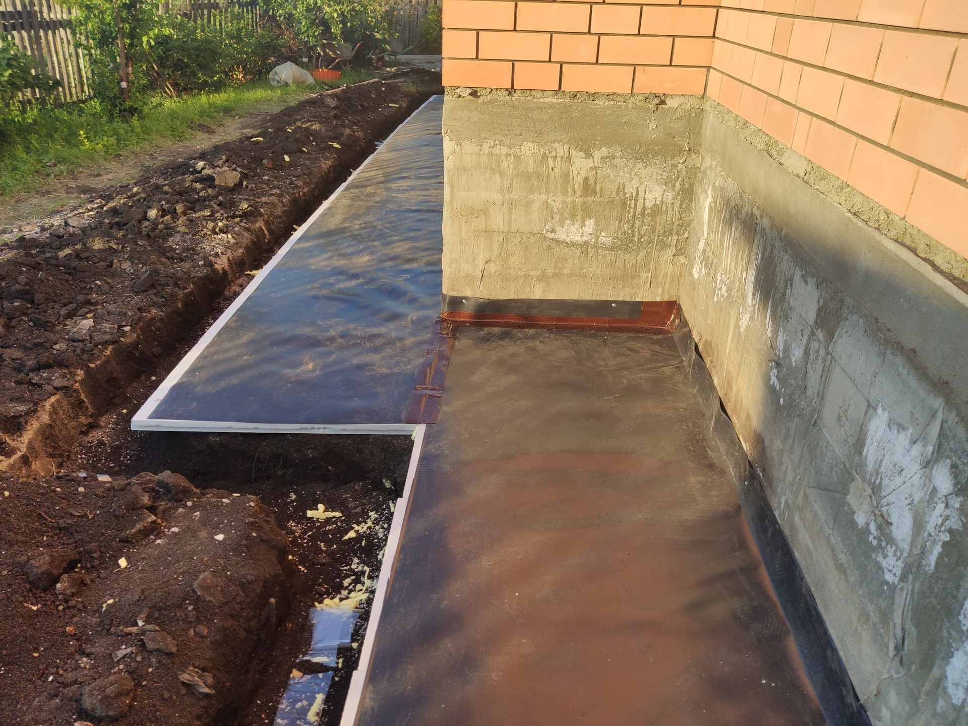 Отмостка из тротуарной плитки вокруг частного дома — защита фундамента