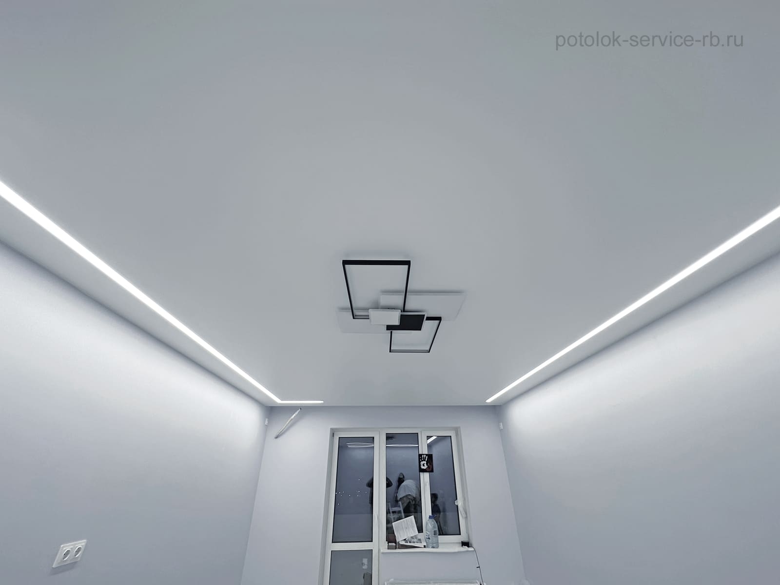 Потолок натяжной со световыми линиями