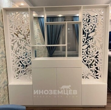 Белая декоративная перегородка с резными панелями и тумбой для зонирования пространства в комнате