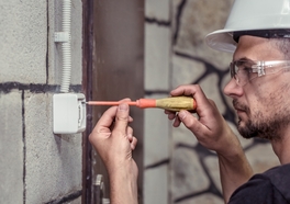 Установка и ремонт розетки в Новосибирске