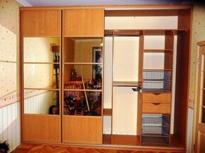 Шкаф купе во всю стену двери ЛДСП и зеркало