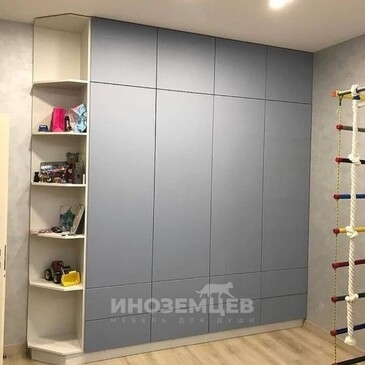 Высокий шкаф в детскую для мальчика синего цвета с открытыми полками