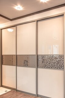Встроенный современный шкаф купе на 3 двери