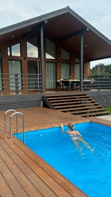 Отделка деревом зоны вокруг бассейна