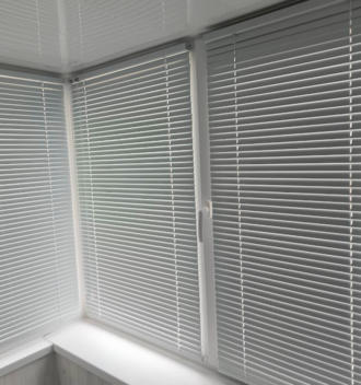 Рулонные шторы день ночь на окно