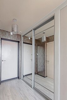 Встроенный шкаф купе для ниши зеркальные двери