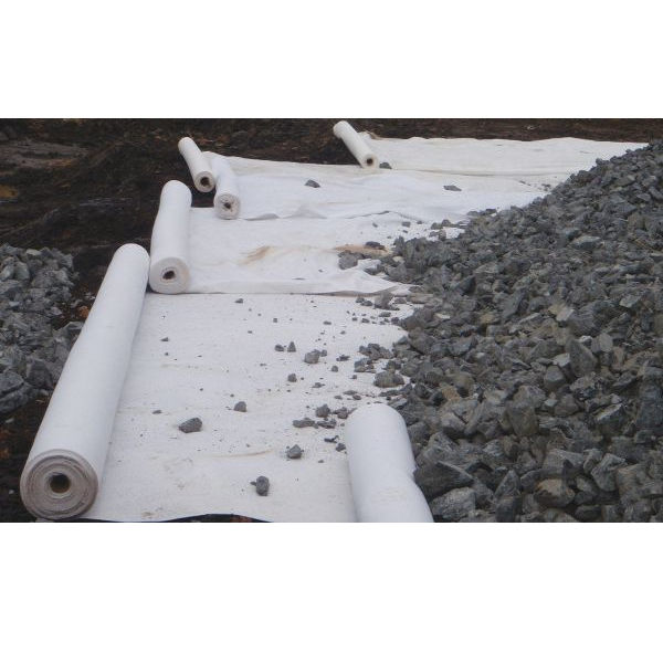 Геотекстиль уложен под щебёночное основание — барьер от сорняков снизу