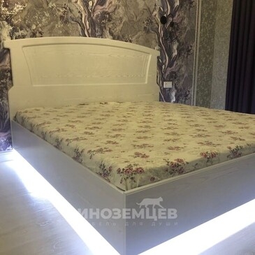 Двуспальная кровать с LED-подсветкой основания, создающей эффект парения