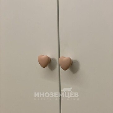Внутреннее пространство детского шкафа с полками, штангой и выдвижными розовыми ящиками 
