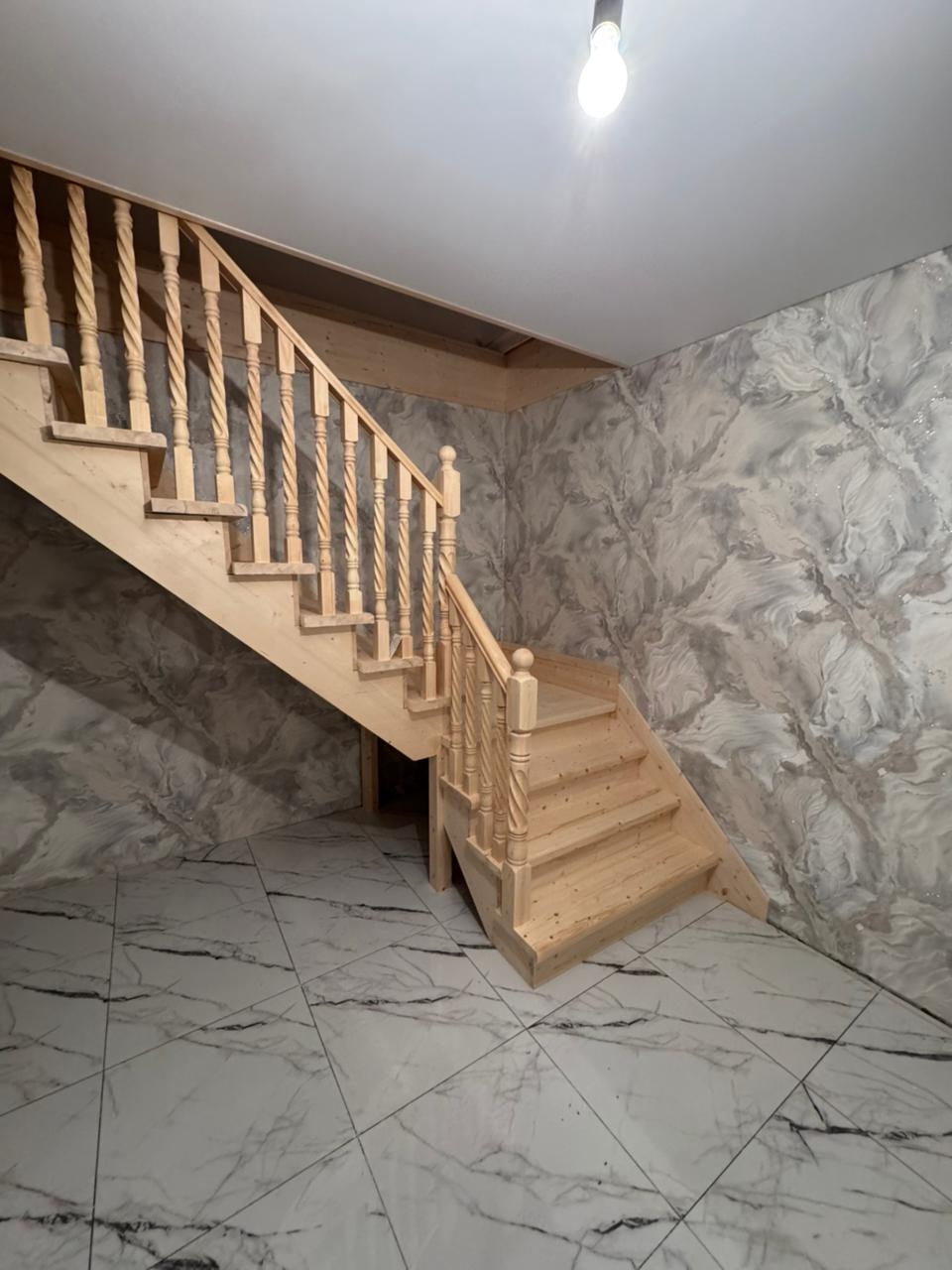 Изготовление и монтаж поворотной лестницы на второй этаж из дерева в Уфе, Уфимском районе 