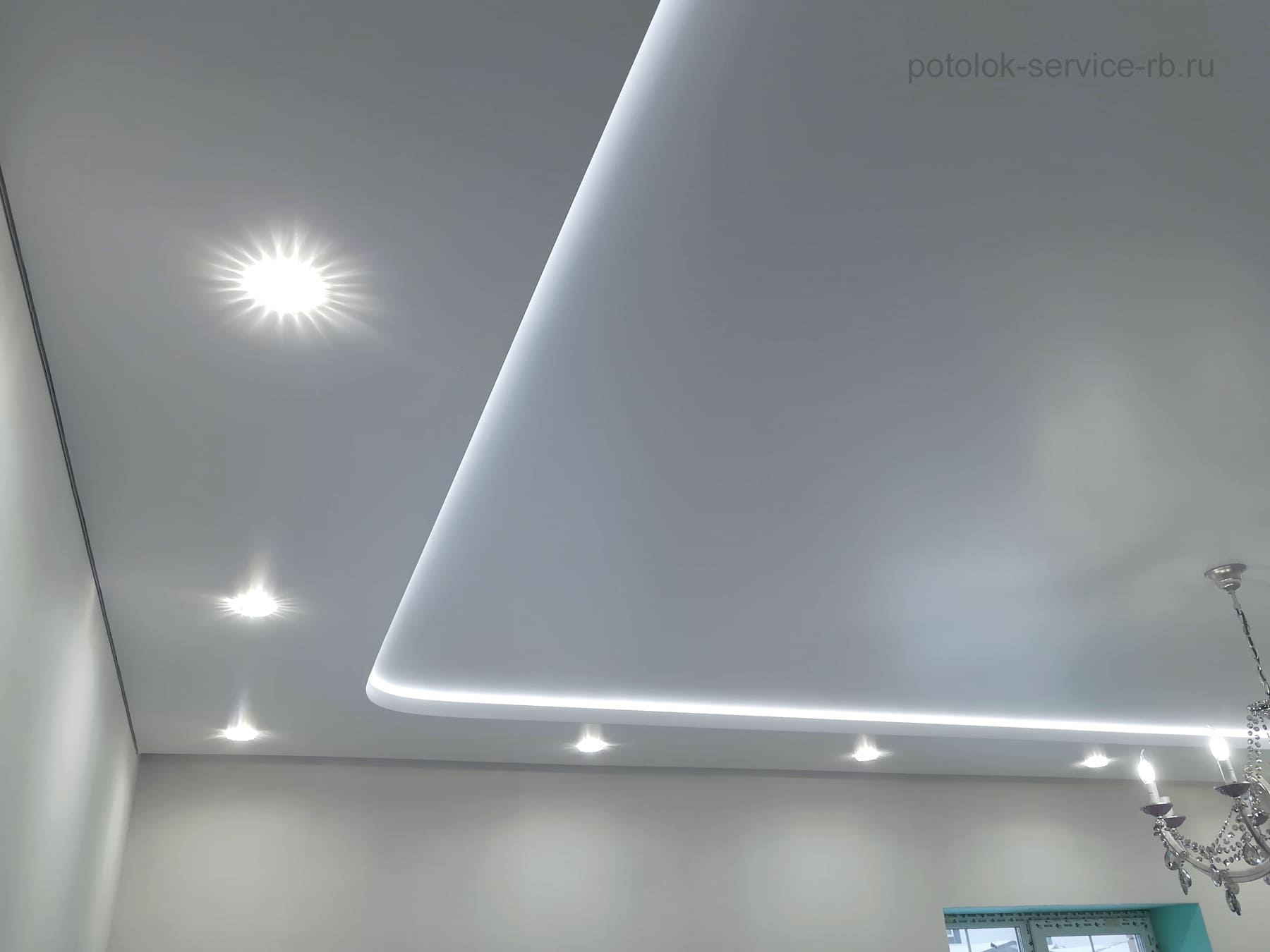 Потолок натяжной двухуровневый со встроенными светильниками и подсветкой по периметру