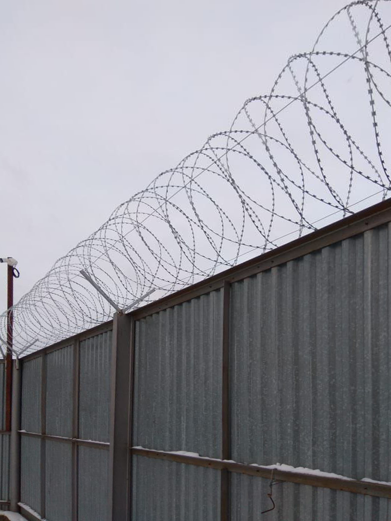 Изготовление навеса для автомобилей из металла. Сварка ворот из профлиста. 