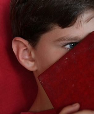 Ребенок с эпилепсией учится.